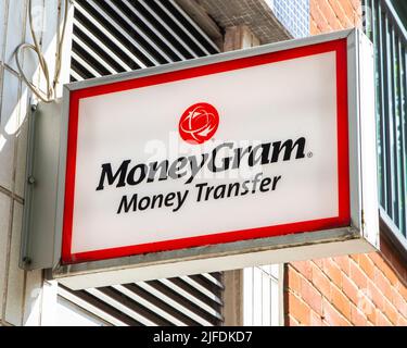 London, Großbritannien - 5. 2022. Mai: Ein Schild über dem Äußeren zu einem Geschäft in London, das MoneyGram Money Transfer wirbt. Stockfoto