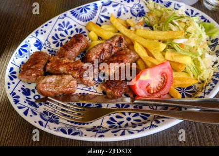 Cevapi auch Cevapсici genannt - kleine Würste aus gehacktem Schweinefleisch und Rindfleisch mit Gewürzen. Sehr beliebtes Gericht in den Balkanländern Stockfoto