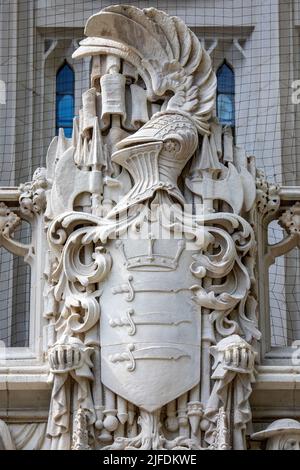 Nahaufnahme der komplizierten Skulpturen auf der Außenseite des Supreme Court-Gebäudes am Parliament Square in Westminster, London, Großbritannien. Stockfoto