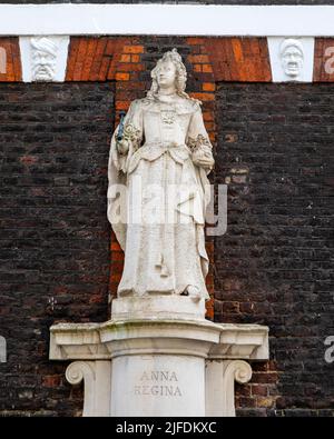 Eine Statue der Königin Anne, die sich am Queen Annes Gate in der Stadt Westminster, London, Großbritannien befindet. Stockfoto