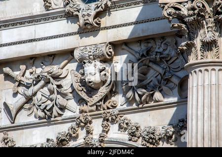 Nahaufnahme der kunstvollen Skulpturen an der Außenseite der St. Pauls Cathedral in London, Großbritannien. Stockfoto