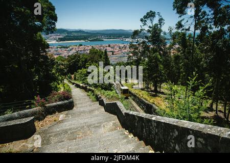 Steintreppen zum Bergheiligtum Santa Luzia in Viana do Castelo, Portugal. Stockfoto