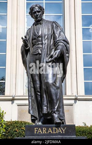 London, Großbritannien - 20. 2022. April: Eine Statue des berühmten englischen Wissenschaftlers Michael Faraday am Savoy Place im Zentrum von London, Großbritannien. Stockfoto