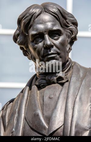 London, Großbritannien - 20. 2022. April: Eine Statue des berühmten englischen Wissenschaftlers Michael Faraday am Savoy Place im Zentrum von London, Großbritannien. Stockfoto