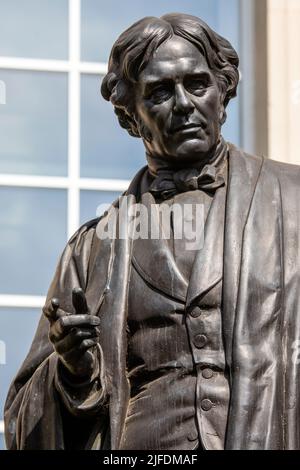 Eine Statue des berühmten englischen Wissenschaftlers Michael Faraday, die sich am Savoy Place im Zentrum von London, Großbritannien, befindet. Stockfoto