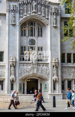 London, Großbritannien - 20. 2022. April: Das Äußere des Obersten Gerichtshofs, vom Parliament Square in Westminster, London, Großbritannien aus gesehen. Stockfoto