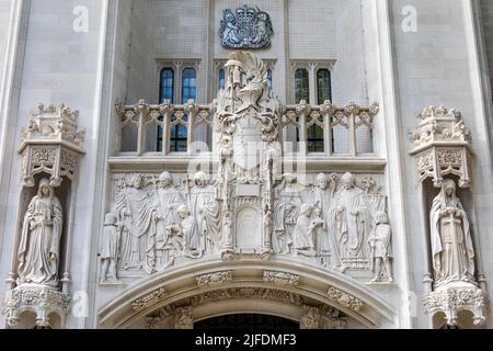 London, Großbritannien - 20. 2022. April: Außenansicht des Obersten Gerichtshofs auf dem Parliament Square in Westminster, London, Großbritannien. Stockfoto