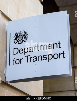 London, Großbritannien - 20. 2022. April: Das Schild am Eingang des Regierungsgebäudes des Verkehrsministeriums, das sich an der Horseferry Road in London, Großbritannien, befindet.