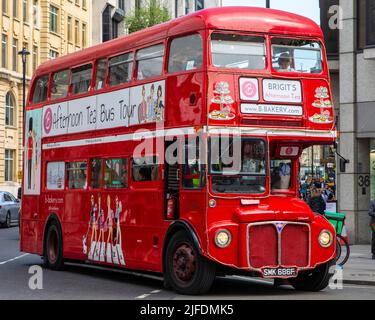 London, Großbritannien - 20. 2022. April: Ein traditioneller routemaster-Doppeldecker-London-Bus, der jetzt von Brigits Bakery als Nachmittagstee-Tour-Bus genutzt wird. Stockfoto