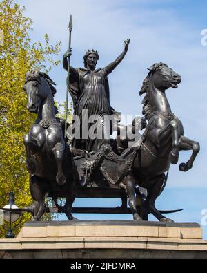 London, Großbritannien - 20. 2022. April: Die Statue der Boadicea und ihrer Töchter befindet sich auf der Nordseite der Westminster Bridge in London, Großbritannien. Stockfoto