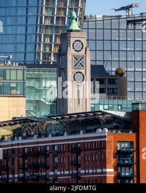 London, Großbritannien - 20. 2022. April: Blick auf den historischen OXO Tower, der sich am Südufer der Themse in London, Großbritannien, befindet. Stockfoto