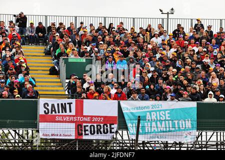 Silverstone, Großbritannien. 02.. Juli 2022. Silverstone, Großbritannien. 02.. Juli 2022. Circuit Atmosphäre - Fans in der Tribüne. Großer Preis von Großbritannien, Samstag, 2.. Juli 2022. Silverstone, England. Kredit: James Moy/Alamy Live Nachrichten Gutschrift: James Moy/Alamy Live Nachrichten Stockfoto