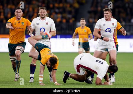 Perth, Australien, 2. Juli 2022. Tom Banks of the Wallabies wird beim internationalen Rugby-Testspiel zwischen den australischen Wallabies und England am 02. Juli 2022 im Optus Stadium in Perth, Australien, verletzt. Quelle: Graham Conaty/Speed Media/Alamy Live News Stockfoto