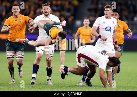 Perth, Australien, 2. Juli 2022. Tom Banks of the Wallabies fällt beim internationalen Rugby-Testspiel zwischen den australischen Wallabies und England am 02. Juli 2022 im Optus Stadium in Perth, Australien, ungeschickt aus. Quelle: Graham Conaty/Speed Media/Alamy Live News Stockfoto