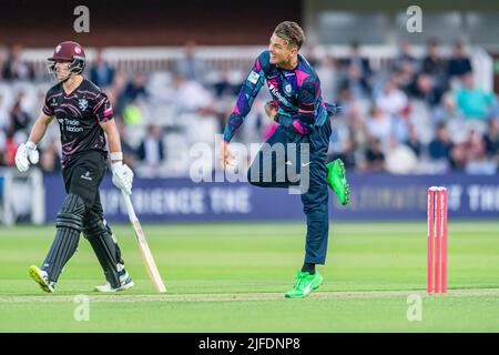 London, Großbritannien. 01. Juli 2022. Chris Green von Middlesex läuft während des T20 Vitality Blast - Middlesex vs Somerset auf dem Lord's Cricket Ground am Freitag, den 01. Juli 2022 in LONDON ENGLAND zu Ball. Kredit: Taka G Wu/Alamy Live Nachrichten Stockfoto