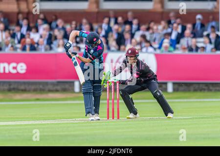 London, Großbritannien. 01. Juli 2022. Jack Davies von Middlesex (links) Fledermäuse während T20 Vitality Blast - Middlesex vs Somerset auf dem Lord's Cricket Ground am Freitag, 01. Juli 2022 in LONDON ENGLAND. Kredit: Taka G Wu/Alamy Live Nachrichten Stockfoto