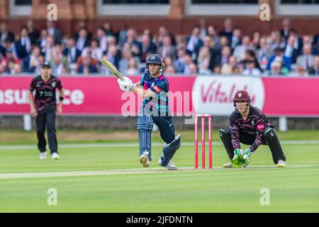 London, Großbritannien. 01. Juli 2022. Jack Davies von Middlesex (links) Fledermäuse während T20 Vitality Blast - Middlesex vs Somerset auf dem Lord's Cricket Ground am Freitag, 01. Juli 2022 in LONDON ENGLAND. Kredit: Taka G Wu/Alamy Live Nachrichten Stockfoto