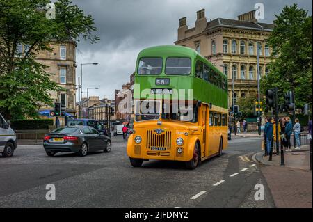 1961 Leyland Titan PD3 Doppeldeckerbus in Glasgow Corporation Transport Lackierung vor Botanic Gardens am Queen Margaret Drive Glasgow Juni 2022 Stockfoto