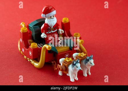 Neujahrsspielzeug. Weihnachtsmann Im Winter. LEGO Konstruktor aus Mini-Steinen und Details. Weihnachtsgeschichte und Minifiguren. Kinder Handwerk Konzept Hintergrund. Kiew, Ukraine - 23. Februar 2022 Stockfoto