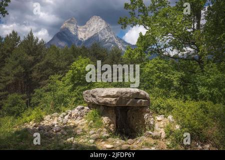 Dolmen von Molers mit dem Pedraforca-Massiv im Hintergrund, Katalonien Stockfoto