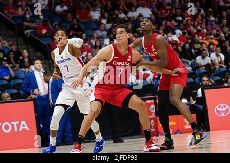 Hamilton, Kanada, 01. Juli 2022: Von links nach rechts; Sadiel Rojas vom Team Dominican Republic, Dwight Powell und Shai Gilgeous-Alexander vom Team Canada im Einsatz während des Qualifikationsspiels der FIBA World Cup (Fenster 3) im ersten Ontario Centre in Hamilton, Kanada. Kanada gewann das Spiel mit der Punktzahl 95-75. Quelle: Phamai Techaphan/Alamy Live News Stockfoto