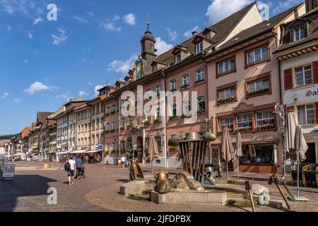 Fussgängerzone Kaiserstraße mit Schäferbrunnen in Waldshut-Tiengen, Baden-Württemberg, Deutschland | Fußgängerzone Kaiserstraße mit Schäferbrunnen Stockfoto