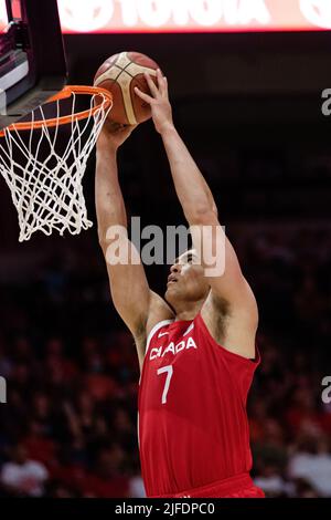 Hamilton, Kanada, 01. Juli 2022: Dwight Powell legt den Ball während des Qualifikationsspiels der FIBA-Weltmeisterschaft (Fenster 3) gegen das Team Dominican Republic im First Ontario Centre in Hamilton, Kanada, in den Korb. Kanada gewann das Spiel mit der Punktzahl 95-75. Quelle: Phamai Techaphan/Alamy Live News Stockfoto