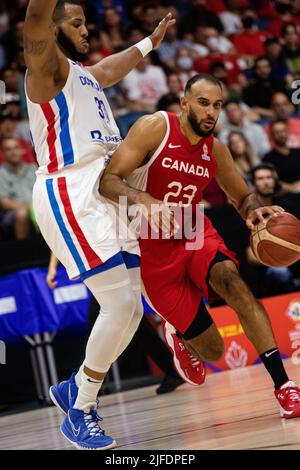 Hamilton, Kanada, 01. Juli 2022: Phil Scrubb (R) vom Team Canada im Einsatz während des Qualifikationsspiels der FIBA-Weltmeisterschaft (Fenster 3) gegen das Team Dominican Republic im ersten Ontario Centre in Hamilton, Kanada. Kanada gewann das Spiel mit der Punktzahl 95-75. Quelle: Phamai Techaphan/Alamy Live News Stockfoto