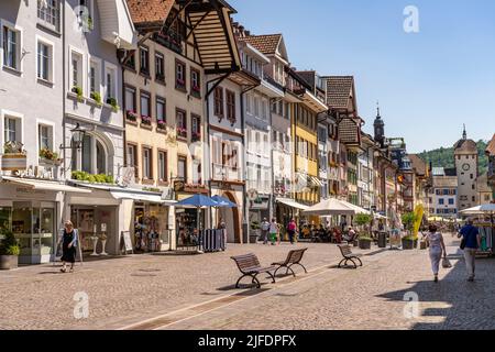 Fussgängerzone Kaiserstraße mit Schäferbrunnen in Waldshut-Tiengen, Baden-Württemberg, Deutschland | Fußgängerzone Kaiserstraße mit Schäferbrunnen Stockfoto