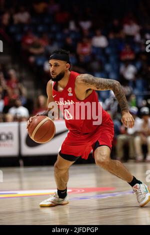 Hamilton, Kanada, 01. Juli 2022: Kassius Robertson vom Team Canada fährt beim Qualifikationsspiel der FIBA World Cup (Window 3) gegen das Team Domnican Republic im First Ontario Centre in Hamilton, Kanada, den Ball nach oben. Kanada gewann das Spiel mit der Punktzahl 95-75. Quelle: Phamai Techaphan/Alamy Live News Stockfoto