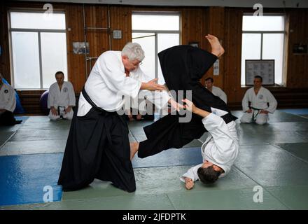 Mann Aikido Ausbilder zeigt Selbstverteidigung Aikido aikikai Technik, Training. 6. Februar 2018. Kiew, Ukraine Stockfoto