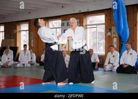Mann Aikido Ausbilder zeigt Selbstverteidigung Aikido aikikai Technik, Training. 6. Februar 2018. Kiew, Ukraine Stockfoto