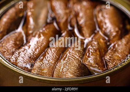 Köstliches frisches Sandwich mit Sprossen mit knusprigem Toast, Butter und Gurke. Schneller, gesunder Snack Stockfoto