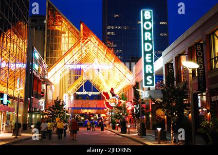 Im Viertel Fourth Street Live in Louisville, Kentucky, werden nachts Geschäfte, Restaurants, Cafés und Unterhaltungsmöglichkeiten für Konzerte beleuchtet Stockfoto