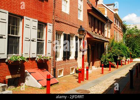 Elfreth's Alley in Philadelphia, seit Kolonialzeiten besetzt, gilt als die älteste ständig bewohnte Straße in Amerika Stockfoto