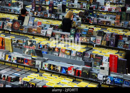 In Amoeba Music, einem legendären Plattenladen in Los Angeles, suchen die Leute nach Alben ihrer Lieblingsmusikkünstler Stockfoto