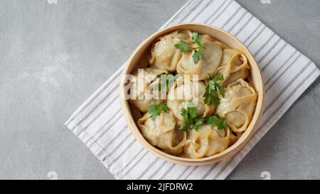 Manti, Knödel mit Hackfleisch, in ungesäuerten Teig eingewickelt und durch Dampfgaren gegarten Stockfoto