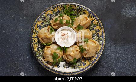 Manti, Knödel mit Hackfleisch, in ungesäuerten Teig eingewickelt und durch Dampfgaren gegarten Stockfoto