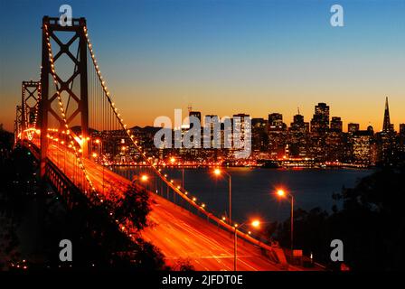 Die San Francisco Bay Bridge verbindet die Stadt über Yurba Buena Island mit Oakland und transportiert Autos über die San Francisco Bay Stockfoto