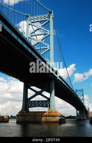 Die Ben Franklin Bridge, eine Hängebrücke, überspannt den Delaware River und transportiert Verkehr und Transpiration zwischen Philadelphia und Camden New Jersey Stockfoto