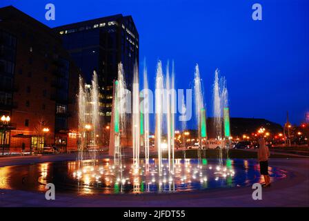 Circular Fountains schießen Wasser in den Himmel auf dem Greenway in Boston, der als Teil des Big Dig entstand Stockfoto