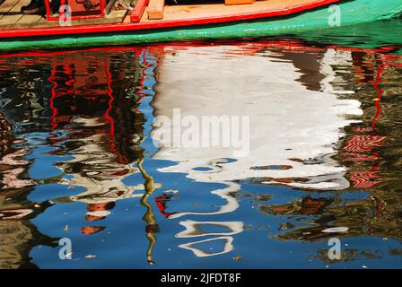 Die Spiegelungen eines Schwanenbootes im Boston Publik Garden, in der Nähe des Boston Common, erzeugen ein abstraktes Bild in den Wellen des Wassers der Lagune Stockfoto