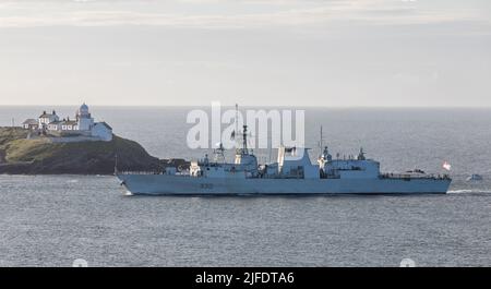 Roches Point, Cork, Irland. 02.. Juli 2022.die kanadische Seegrigate HMCS Halifax wird den Leuchtturm von Roches Point für einen kurzen Besuch passieren, wo sie am Hangan's Quay, Cork, Irland, anlegen wird. - Credit; David Creedon / Alamy Live News Stockfoto