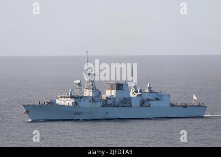 Roches Point, Cork, Irland. 02.. Juli 2022.die kanadische Seegrigate HMCS Halifax wird den Leuchtturm von Roches Point für einen kurzen Besuch passieren, wo sie am Hangan's Quay, Cork, Irland, anlegen wird. - Credit; David Creedon / Alamy Live News Stockfoto