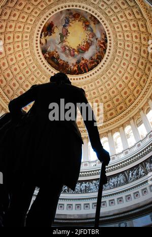 Eine Statue von George Washington steht in der Rotunde des Kapitols der Vereinigten Staaten in Washington DC Stockfoto