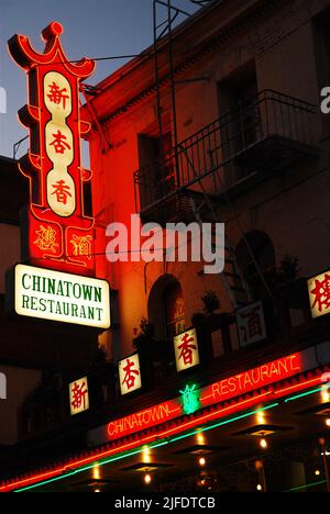 Ein großes und helles Neonlicht-Schild lädt Gäste ein, chinesische Gerichte im Chinatown Restaurant in San Francisco zu probieren Stockfoto