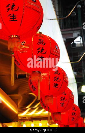 Rote chinesische runde Laternen, die Kugeln oder Globen ähneln, sind für Souvenireinkäufer in einem Chinatown-Geschäft in San Francisco, Kalifornien, ausgestellt Stockfoto