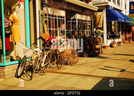 Fahrräder werden vor charmanten Boutiquen und malerischen Geschäften in der kleinen Stadt Saugerties New York geparkt Stockfoto