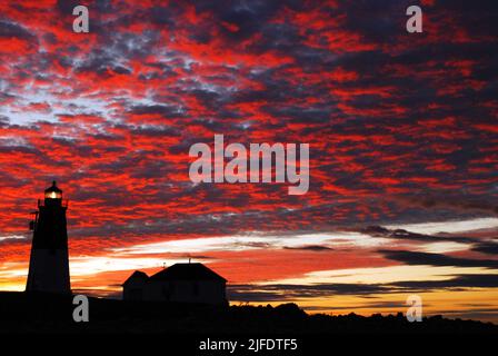 Ein Morgenhimmel entwickelt sich über Point Judith Leuchtturm in Rhode Island Stockfoto