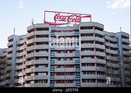 07.03.2022, Berlin, Deutschland, Europa - beleuchtete Coca-Cola-Werbung auf dem Dach der Fertighaussiedlung Spitteleck am Spittelmarkt. Stockfoto